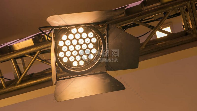 灯具批发：规格参数定制背后的技术考量